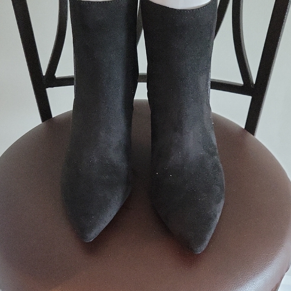 AEROSOLES Black Ankle Booties with Pointed Toe